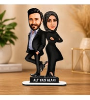 2 Kişilik Tesettürlü Çift Karikatürlü Kişiye Özel Karikatürlü 18 cm MDF Masaüstü Biblo - Sevgiliye ve Eşe Hediye Çiftlere Özel Hediye
