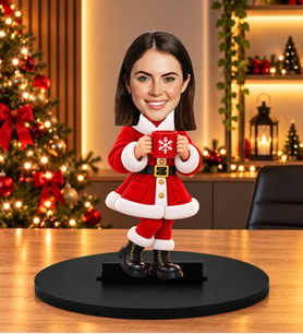 Kişiye Özel Fotoğraflı Karikatür Biblo – Yılbaşı Konseptli Noel Kostümlü Kadın Masaüstü Hediyesi