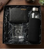 Gentleman Prestige Hediye Seti (Kişiye Özel İsim Baskılı Viski Kadehi & Erkek Cüzdan & Touchpen Kalem & Kılıflı Cam Matara Hediye Seti) (Siyah)