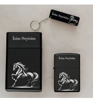 At Horse Desenli Kişiye Özel İsimli Çakmak,Metal Tabaka ve Anahtarlık Seti - 3'lü Hediye Set SMP13 (Siyah)