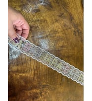 RENKLİ SİMLİ YAZILI TÜL ŞERİT DİKİŞ GİYİM AKSESUARI EN 4 CM (1 METRE )