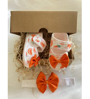 HOŞGELDİN BEBEK , YENİDOĞAN HEDİYELİK , KIZ BEBEK HEDİYE KUTUSU, BANDANALI BEBEK PATİK , HASTANE ODASI , BABY SHOWER (Turuncu-Beyaz)