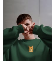 Erkek Sarı Tekir Kedisi Desenli Sweatshirt – Minimal Göğüs Baskılı, Unisex Rahat Kalıp (Koyu Yeşil)