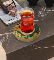BK Gift Kişiye Özel Çiçekler Tasarımlı Doğal Ahşap Tabaklı Heybeli Çay Bardağı Model 7
