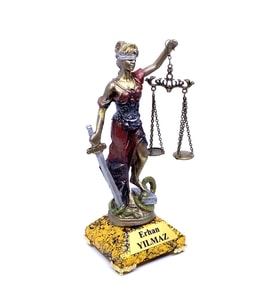 Kişiye Özel İsimli Adalet Heykeli, İsimli Gold Mermer Tasarımlı Kaide ve Adalet Heykeli