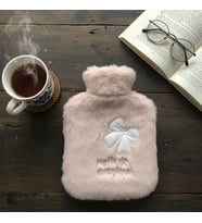 Hello Everyone Yazılı Kurdeleli Pembe Peluş Sıcak Su Torbası 1 Lt – Yumuşak Kılıf, Uzun Süre Sıcak Tutan Termal Su Torbası