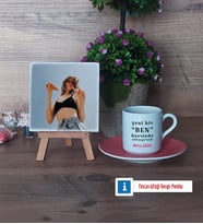 Motto Yeni Bir Ben Fotoğraflı Dekoratif Taş, Ahşap Altlıklı Türk Kahvesi Fincanı Hediye (Model 6)