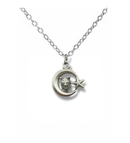 Ay Yıldız ve Bozkurt Figürlü Kolye – Gümüş Renk Türk Motifli Unisex Metal Takı