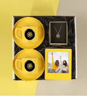 2'li Baskılı Renkli Fincan & Kişiye Özel İnstagram Çerçevesi & Kar Tanesi Gold Kolye Hediye Seti