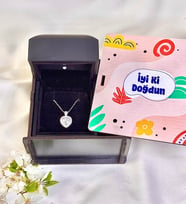 Doğum Günü Hediyesi Ahşap Kutusu İçerisinde Işıklı Kutusunda Zirkon Taşlı Kalp 925 Ayar Gümüş Kadın Kolye