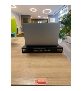 Şık ve ergonomik bilgisayar standı, kullanım kolaylığı sağlar