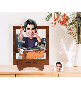 BK Gift Kişiye Özel Erkek Radyocu Karikatürlü Ahşap Standlı 3D Biblo-1 (Beyaz)