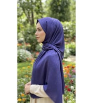 Jakarlı Çiçek Desenli Eşarp – Hafif, Kaymaz, Modern Tesettür Eşarp 100 x 100 cm