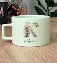 Kişiye Özel Çiçekli Kelebekli K Harfli Hediye Pastel Fincan İsimli İsim Yazılı (Yeşil)