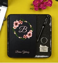 Kişiye Özel Sevgililer Günü Hediyesi  Metal Kutu İçerisinde Siyah Defter Kalem ve Anahtarlık Hediye Seti