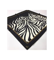 Zebra Desen Black Seri Twill Eşarp Eşarp Askısı ile Birlikte 90x90 cm Beyz Siyah