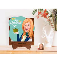 BK Gift Kişiye Özel Kadın Sınıf Öğretmeni Karikatürlü Ahşap Standlı 3D Biblo-1 (Beyaz)