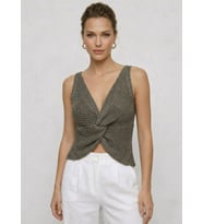 Twist Knot Detaylı Premium Kadın Triko Bluz – V Yaka Örgü Dokulu Şık Crop Tasarım