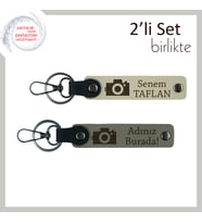 Sevgiliye Hatıralarla Dolu Set, Kamera Temalı, İsme Özel 2’li Anahtarlık Takımı, Sütlü Kahve-Kül Gri