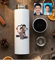 Kişiye Özel Karikatürlü Siyah Beyaz Taraftar Baba Oğul Filtreli Dijital Göstergeli Termos Babalar Günü Hediyesi