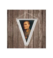 Üniformalı Gazi Mustafa Kemal Atatürk Beyaz Saçaklı Üçgen Flama Bayrak Hatıra Flama ATA9