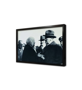 Atatürk Yaşlı Kadınla Konuşurken Çerçeveli Mdf Tablo