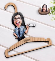 BK Gift Kişiye Özel Kadın Polis Karikatürlü Standart Boy Ahşap Elbise Askısı-1