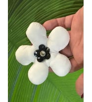 9Z9 CM KABARTMA DÜĞMELİ ÇİÇEK BROŞ YAKA ÇANTA GİYİM AKSESUARI (Beyaz)