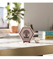 Sanatsal Dokunuşlu Hayat Ağacı ve Meditasyon Motifli Masaüstü Dekoratif Aksesuar Modern ve Zarif Parça 10x10 cm, Yavru Ağzı