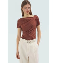 Kadın Kısa Kollu Örme Bluz Asimetrik Yaka Fitted Kalıp Premium Kalite Mükemmel Uyum (Kahverengi)