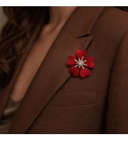Kırmızı Çiçek Figürlü Metal Broş – Gold Taş Detaylı Zarif Tasarım
