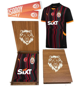 Galatasaray Puma Lisanslı 2024/2025 5 Yıldızlı Alternatif Forma Atkı ve Hediyelik Ahşap Kutulu (Siyah)