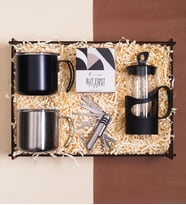 Ahşap Kutulu Hediye Seti – French Press, İsviçre Çakısı, 2 Çelik Mug ve Filtre Kahve