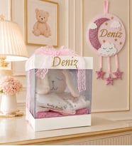 PREMİUM KİŞİYE ÖZEL İSİMLİ ŞEFFAF KUTUDA SEVİMLİ TAVŞAN- KIZ BEBEK YENİ DOĞAN TEKSTİL HEDİYE SETİ (Pembe)İSİMLİ KAPI SÜSÜ HEDİYELİ(11 PARÇA)