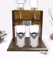 BK Gift Kişiye Özel Renkli Baskılı İsimli İkili Rakı Bardağı ve Çift Musluklu Doğal Ahşap Rakı Standı-23 (Model 1)