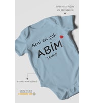 Beni En Çok Abim Sever Baskılı Bebek Zıbını – Çıtçıtlı Body  %100 Pamuk Kısa Kol (Bebek Mavisi)