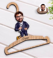 BK Gift Kişiye Özel Tamirci Karikatürlü Standart Boy Ahşap Elbise Askısı-1