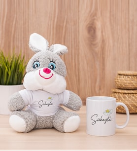 Kişiye Özel Papatya Tasarımlı İsimli Peluş Tavşan ve Beyaz Kupa