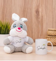 Kişiye Özel Papatya Tasarımlı İsimli Peluş Tavşan ve Beyaz Kupa