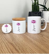 Kişiye Özel Nilüfe ve İsim Yazılı Hediye Seti Kupa Bardak, Kalemlik, Anahtarlık Çiçek Desenli (Beyaz)