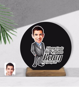 BK Gift Kişiye Özel Erkek Nihayetinde Karikatürlü Yuvarlak Ahşap Biblo-1