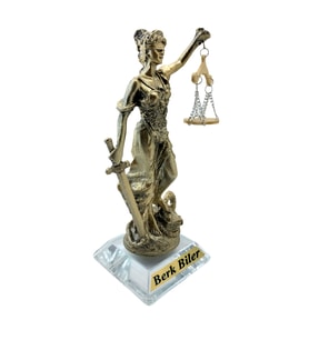 Kişiye Özel Tasarım Kristal Cam Kaideli Adalet Heykeli, Kaideli Adalet Heykel, Cam Kaideli Adalet Biblo, Cam Adalet Biblosu, Kristal Themis Heykeli, Masa Heykeli, Kaideli Themis Biblo, Ofis Biblo, Hediye Heykel, Ofis Hediyesi