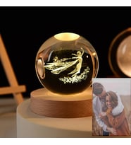 Kişiye Özel Fotoğraf Hediyeli  Işıklı Ahşap Kaideli Elsa Temalı Cam Küre 8*6cm