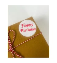 Happy Birthday Kırmızı Yazılı 5 Cm Yuvarlak Yapışkanlı Sticker Etiket 100 Adet