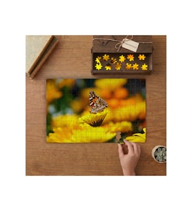 Sarı Çiçeklere Konan Mükemmel Kelebek Tasarımı 240 parça Ahşap Puzzle Ahşap Kutuda MP04437