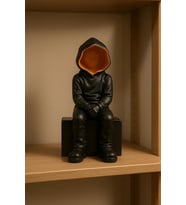 Modern Kapüşonlu Figür Heykel – Minimalist Sanatsal Dekor Obje 21cm