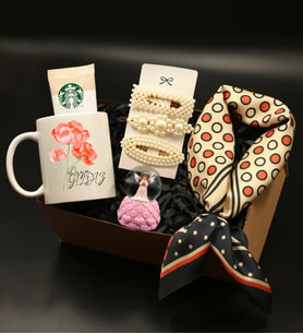 Kişiye Özel Çiçek Baskılı Kupa& Lacivert/Turuncu Renkli Fular& Melek Tasarım Işıklı Pembe Kar Küresi& Üçlü İnci Toka& Starbucks Kahve Hediye Seti