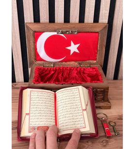 Ceviz El İşlemeli Kur’an-ı Kerim Sandığı Türk Bayraklı Kur’an-ı Kerim ve Metal Anahtarlık