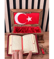 Ceviz El İşlemeli Kur’an-ı Kerim Sandığı Türk Bayraklı Kur’an-ı Kerim ve Metal Anahtarlık