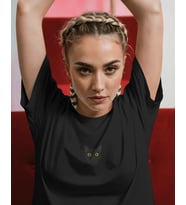 Kadın Siyah Kedi Baskılı Oversize Tişört – Minimal Black Cat Tasarım